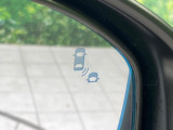 【ブラインドスポットインフォメーション】走行中、ドアミラーの死角になりやすい箇所に後続車が接近するとサイドミラー付近に警告を表示、ドライバーに注意喚起をしてくれます。