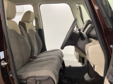 女性でも運転がしやすいように、シートの高さ調整機能(シートリフター)がついています。運転席と助手席の間が空いている為、助手席側への移動がスムーズです。交通量の多い道でも助手席側から乗り降りができます。