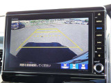 ★3画面バックカメラ装備★「R」の位置にすると、自動的に後方の様子をカラー画像(車幅/距離/予想進路線表示機能付)で表示。バックの際の安心感を高めます★