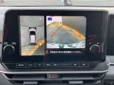 空から見ているような視点で周囲が確認できるアラウンドビューモニター、クルマの真上から見ているかのような映像によって、周辺の見えにくい障害物でも気付くことができます。
