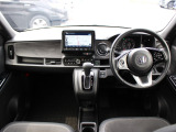 操作性に優れた運転席となります!小物入れや各ボタンの配置にこだわり、使いやすいです!座り心地もよく視認性も良好なのでロングドライブもお任せ下さい!