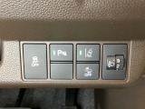 ハンドルの右側にはヘットライトリベライザーとHondaセンシング用のメインスイッチがついています。ヘッドライトリベライザーは道路状況や積荷の加重に応じてライトの高さを調節できます。