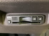 ハンドルの右下にETCがついています。高速道路の料金所の通過も楽々です!。 カードの取り出しもしやすい場所についています。