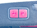 ●パワートランクリッド/ハンズフリーアクセス(トランク自動開閉機能):ワンタッチでリアゲートの開閉ができ、荷物などで両手が塞がっている状態でも簡単に開閉ができる便利機能です。
