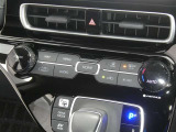 【オートエアコン】車内温度を感知して自動で温度調整をしてくれるのでいつでも快適な車内空間を創り上げます!どの席に座っても快適なドライブが楽しめます♪