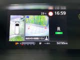 【アラウンドビューモニター】専用のカメラにより、上から見下ろしたような視点で360度クルマの周囲を確認することができます☆死角部分も確認しやすく、狭い場所での切り返しや駐車もスムーズに行えます。