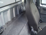 シート背面にも小さ目な荷物をおくスペースがあります。