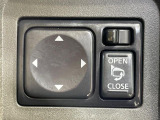 【電動格納ミラー】サイドミラーは電動格納式となっており、狭い駐車場でもキズがつくリスクを抑えられます。