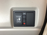 左側電動スライドドアは運転席からでも操作ができるように、ハンドル付近に開閉の操作スイッチが付いています。
