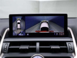 パノラミックビューモニター付きです。車両を上から見たような映像をディスプレイオーディオ画面に表示。運転席からの目視だけでは見にくい、車両周辺の状況をリアルタイムでしっかり確認できます。