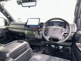 運転席まわりです。 各操作スイッチは使いやすい位置に配置されてます。