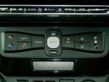 快適オートエアコン付♪設定温度をキープし車内を快適な温度に保ちます♪