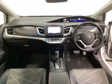 車内は光触媒抗菌消臭施工済です。スタイリッシュなデザインでスポーティなインパネ周りを演出します。グローブボックスやカップホルダーのほかにトレーなどたくさんの収納スペースが付いています。