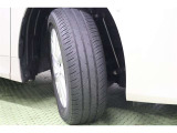 タイヤサイズ 205/60R16。シルバーメタリック塗装でスッキリとしたデザインの純正アルミホイールを装着しています。