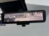 インテリジェントルームミラー☆後席に乗っている人や、大きな荷物を載せていると見にくくなりがちな後方視界。。こちらは車両後方のカメラ映像をミラーに映すので、天候にも影響されないクリアな後方視界を実現☆
