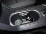 運転席・助手席の間にカップホルダーもございます。