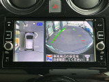『アラウンドビューモニター』は、空から見下ろすような視点で、スムースな駐車と安全確認をサポートします。