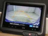 【バックカメラ】駐車時に後方がリアルタイム映像で確認できます。大型商業施設や立体駐車場での駐車時や、夜間のバック時に大活躍!運転スキルに関わらず、今や必須となった装備のひとつです!