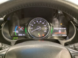 ハイブリット車専用のメーターです。中央のスピードメーターより左右のサブデスプレイで燃費や動力伝達などの情報が見れるようになっています。