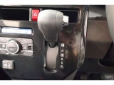 ★パネルシフトレバーは運転席より手が届きやすくて操作のしやすいシフトレバー。室内スペース確保にも配慮されてますよね!