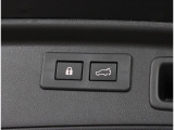 スイッチひとつで電動開閉できるパワーリヤゲート。リヤゲートを閉めると同時に全ドアを施錠するロックシステムも採用。スイッチひとつで「閉める」と「施錠」の操作を一度に行えて便利です。
