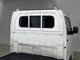 【細かい細部まで洗浄済】エンブレムやヒンジ部分まで細部にわたって洗浄しております。