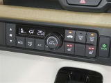 【オートエアコン】車内温度を感知して自動で温度調整をしてくれるのでいつでも快適な車内空間を創り上げます!どの席に座っても快適なドライブが楽しめます♪