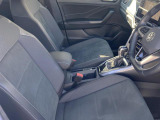 マイクロフリース素材を使用したスポーツコンフォートシート。欧州車らしく硬めのシートが体を程よくつつみこみ、長距離でも快適に運転できます。