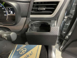 運転席と助手席には、回転式のインパネカップホルダーが装備されています。