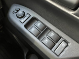 運転席ドアのウインドウ操作スイッチです。すべてのウインドウの開閉操作が可能です。また、ドアミラーはオート開閉なので、ドアロックで自動で閉じ、エンジンスタートで自動で開きます。