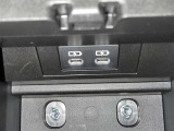 充電用USB端子付き。スマートフォンなどの充電に便利です。