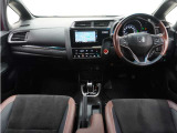 ◆視界広々で非常に運転しやすくロングドライブでも疲れを感じさせないすっきりとまとまったインパネ周りです。