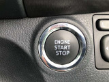 エンジンスタートスイッチです。キーが車内にあれば、エンジンの始動や停止はスイッチを押すだけ!キーを取り出す手間を省き、ワンプッシュで操作できるので簡単でスムーズです。