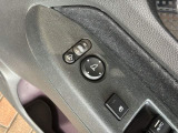 狭い駐車場で便利な電動格納ドアミラーが付いています。