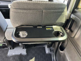 運転席後ろに、シートバックアッパーポケット、パーソナルテーブルを装備。