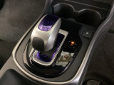 ハイブリッド専用セレクトレバーです。シフトチェンジを電子信号で送信するセレクトレバーを採用していますので、軽快でスマートな操作を楽しめます。