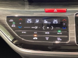 エアコンはオート機能でお好みの温度に調整可能です。オールシーズン快適にドライブできます!