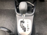 操作しやすいATシフトです。シフトチェンジを気にしなくてよいので運転だけに集中できますね。自然と手に届くところにある、手になじむ形状のシフトノブがいいですね。