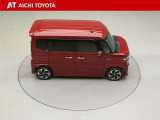 前席シートヒーターとハンドルヒーターそしてヘッドアップディスプレイと充実の運転席周りです。また、後席用にサーキュレーターも装着しています。