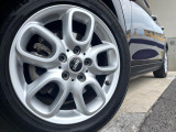 ●純正アルミホイール:輸入車ならではの卓越した走りを支えるホイールと足回りです!日本車の走りに慣れている方にもぜひ体感して頂きたい程高いレベルでまとまっています!