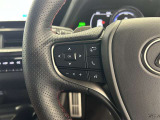 運転中、オーディオの操作をしてて、ハッとしたことはありませんか?ステアリングスイッチは、運転中でもハンドルでオーディオの操作が可能です。安全なドライブをサポートします。