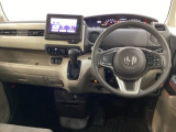 車内は光触媒抗菌消臭施工済です。インパネ周りはスタイリッシュなデザインで機能や装備も充実しています。グローブボックスやカップホルダーのほかにトレーなどたくさんの収納スペースが付いています。