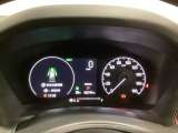 ハイブリット車専用のメーターです。右側の大型スピードメーターに加え、ステアリングスイッチを使って左のマルチインフォメーション・ディスプレイで燃費や動力伝達などの情報が見れるようになっています。
