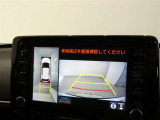 【全周囲モニター】車を上空から見下ろしたような映像をカーナビ画面に映し出し、車庫入れや縦列駐車をサポートしてくれます。