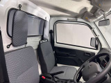 ゆったりと座れる運転席シートですのでストレスなく運転が出来ますよ!