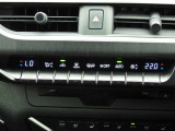 運転席・助手席・独立型オートエアコン。運転席と助手席で別々の温度設定ができ快適なドライブが楽しめます!高級グレードの証ですね!