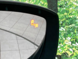 【ブラインドスポットモニタリング】走行中、ドアミラーの死角になりやすい箇所に後続車が接近するとサイドミラー付近に警告を表示、ドライバーに注意喚起をしてくれます。