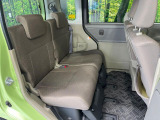 広々とした2列目シートは居住性が高く、居心地も快適!友達や家族とのお出かけにぴったりです。ベビーシートやチャイルドシート使用時も快適にお過ごしいただける十分な空間を確保しています。