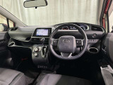 運転席まわりです。 各操作スイッチは使いやすい位置に配置されてます。