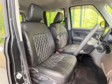 運転席まわりには十分なスペースがあり、大柄な方でもゆったり運転していただける環境です。